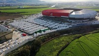Kompleks Stadion Hatay dijadikan sebagai tempat untuk mengungsi warga korban gempa di Turki.