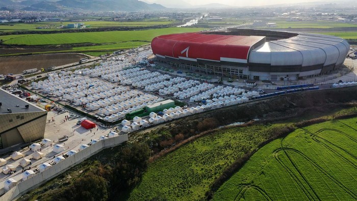Gempa mengakibatkan ribuan warga kehilangan tempat tinggal di Turki. Hingga kini banyak warga yang terpaksa tinggal di tenda darurat di Stadion Hatay.