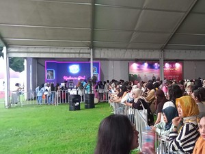 Photobooth Diserbu Jelang Konser Westlife, Antrean Mengular