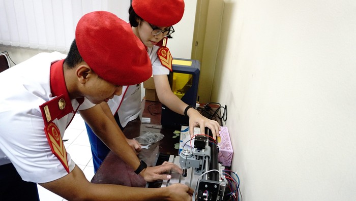 Taruna sekolah kedinasan Poltek SSN berada di laboratorium
