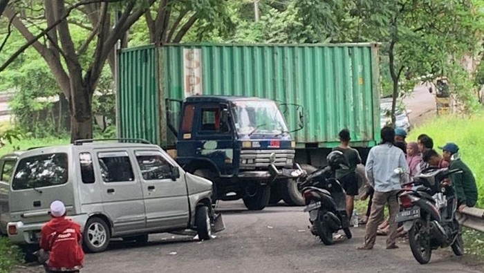 Truk trailer tabrak 2 mobil di Gresik