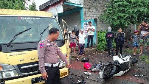 Personel dari Satlantas Polres Karangasem saat melakukan olah TKP di Jalan Raya Ahmad Yani, Kelurahan Subagan, Karangasem pada Sabtu (11/2/2023).