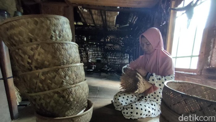 Warga Desa Sukasirna Kecamatan Campakamulya Cianjur memproduksi kerajinan tangan untuk peralatan dapur berupa boboko, aseupan hingga nyiru