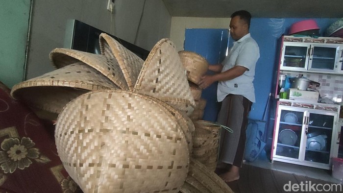 Warga Desa Sukasirna Kecamatan Campakamulya Cianjur memproduksi kerajinan tangan untuk peralatan dapur berupa boboko, aseupan hingga nyiru
