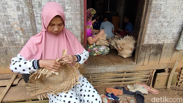 Warga Desa Sukasirna Kecamatan Campakamulya Cianjur memproduksi kerajinan tangan untuk peralatan dapur berupa boboko, aseupan hingga nyiru