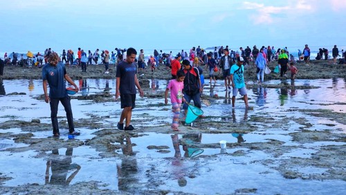 Ribuan warga memadati Pantai Seger, Lombok Tengah, Nusa Tenggara Barat (NTB), dalam acara Bau Nyale 2023 pada pukul 05.30 Wita, Sabtu (11/2/2023).