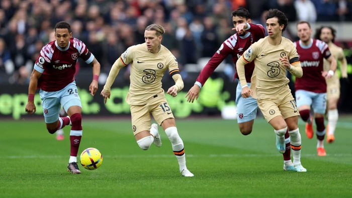 LONDON, ENGLAND - FEBRUARY 11: Mykhailo Mudryk of Chelsea is put under pressure by Thilo Kehrer of West Ham United during the Premier League match between West Ham United and Chelsea FC at London Stadium on February 11, 2023 in London, England. (Photo by Julian Finney/Getty Images)