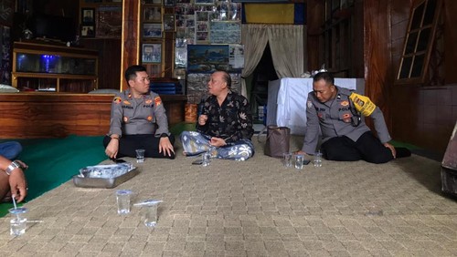 Polisi menyambangi keluarga korban tewas gempa Turki untuk memberikan dukungan moril.