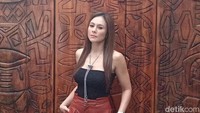 Wulan Guritno tampil santai dengan rambut panjangnya digerai serta mengenakan atasan bergaya tube top berwarna hitam yang dipadankan dengan celana panjang merah marun. Foto: Ahsan/detikHOT