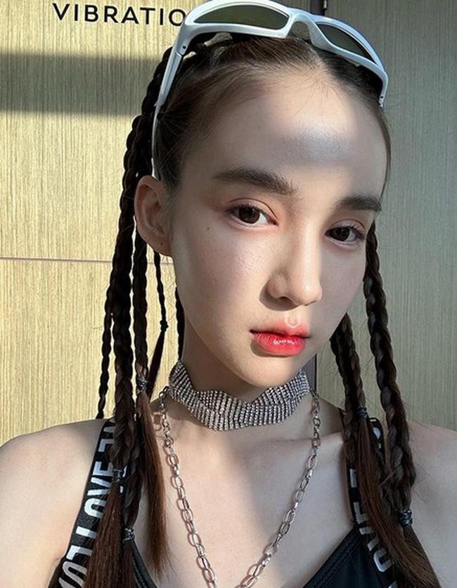 Sama seperti Nong Poy, Yoshi juga memiliki fitur wajah feminin. Wajah halus dengan rahang kecil tampak Yoshi seperti wanita tulen. Foto: dok. Instagram/@yoshirinrada