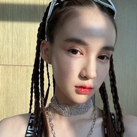 Sama seperti Nong Poy, Yoshi juga memiliki fitur wajah feminin. Wajah halus dengan rahang kecil tampak Yoshi seperti wanita tulen. Foto: dok. Instagram/@yoshirinrada