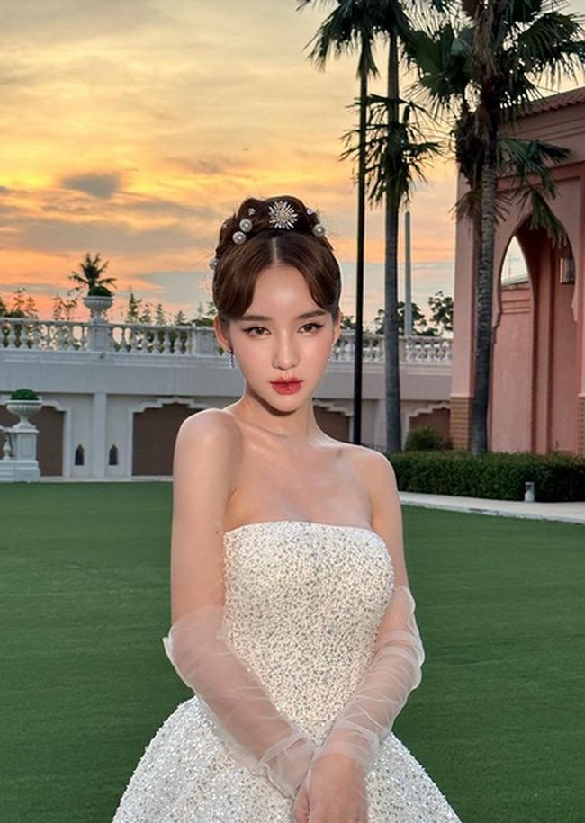 Yoshi Rinrada merupakan pemenang Miss Universe versi transgender yaitu Miss Tiffany Universe 2017. Dia kemudian melenggang ke ajang Miss International Queen 2018 dan meraih juara ketiga.Foto: dok. Instagram/@yoshirinrada