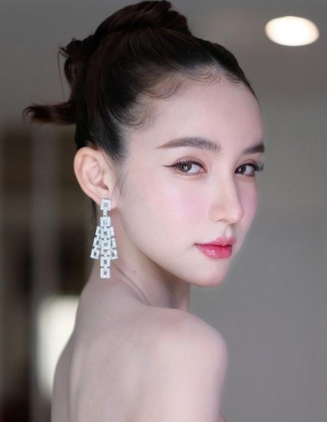 Yoshi Rinrada tidak kalah cantik dari Nong Poy. Yoshi juga disebut sebagai transgender tercantik di Thailand. Foto: dok. Instagram/@yoshirinrada