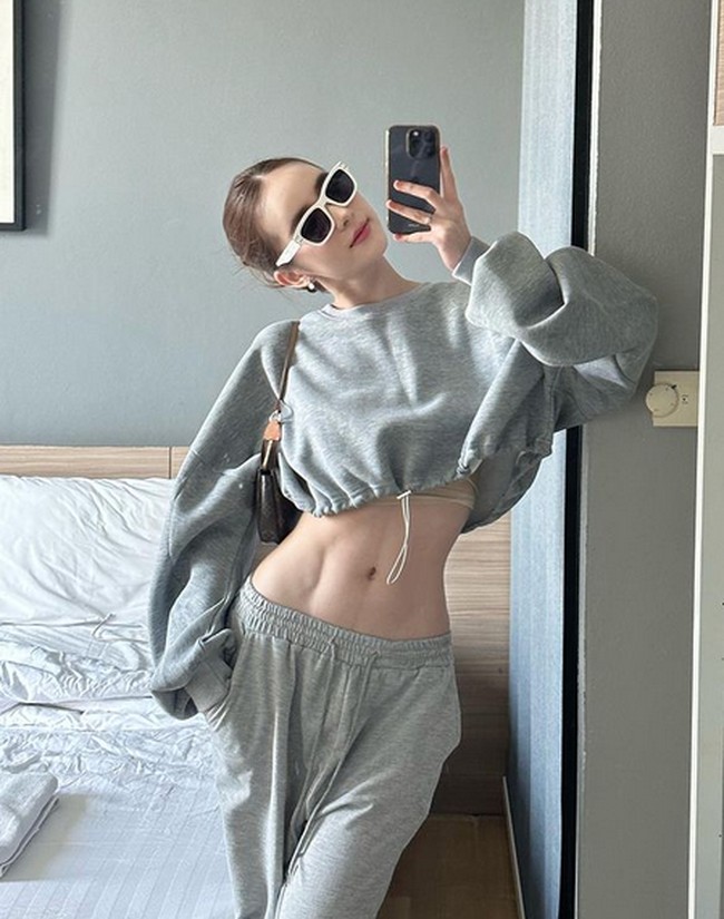 Perubahan menjadi wanita yang dilakukannya pada saat menjadi pemenang kontes kecantikan adalah melakukan operasi pemasangan implan payudara.Foto: dok. Instagram/@yoshirinrada