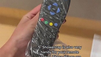Selain untuk rambut, shower cap juga bisa untuk melapisi remote TV di kamar hotel. Foto: TikTok/esthersturrus via Bored Panda