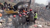 Wanita itu berhasil selamat setelah 128 jam tertimbun reruntuhan bangunan.