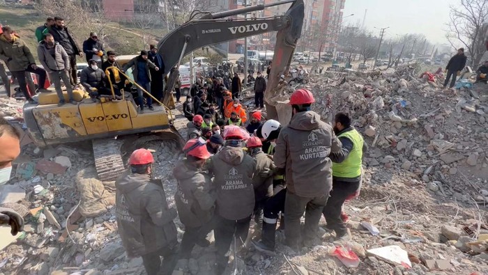 Rescuers help a woman who survived a deadly earthquake, after 128 hours under rubble, in Kahramanmaras, Turkey February 11, 2023, in this still image obtained from social media video. Courtesy of Ecir Kapisi/via REUTERS  THIS IMAGE HAS BEEN SUPPLIED BY A THIRD PARTY. MANDATORY CREDIT. NO RESALES. NO ARCHIVES.
