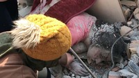 Begini kondisi wanita tersebut saat ditemukan, wajahnya pucat dan terluka.