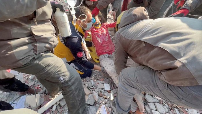 Rescuers help a woman who survived a deadly earthquake, after 128 hours under rubble, in Kahramanmaras, Turkey February 11, 2023, in this still image obtained from social media video. Courtesy of Ecir Kapisi/via REUTERS  THIS IMAGE HAS BEEN SUPPLIED BY A THIRD PARTY. MANDATORY CREDIT. NO RESALES. NO ARCHIVES.