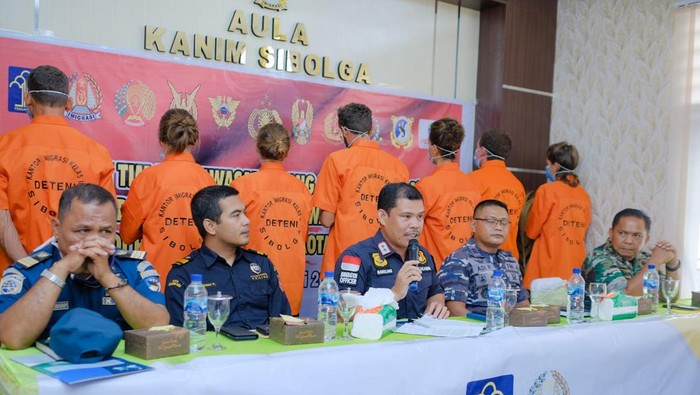 7 WNA yang diamankan Imigrasi Sibolga. (Dok Imigrasi Sibolga)