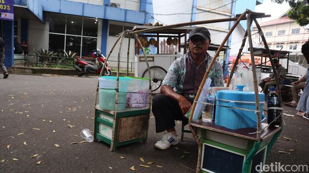 Abah Ican (65) penjual es goyobod di Bandung