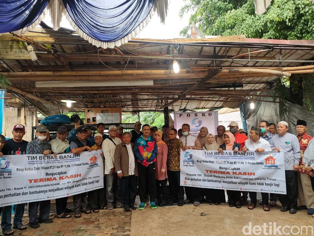 Acara ucapan terima kasih warga RW 11 atas pembangunan got antibanjir di Posko Tim Bebas Banjir, Jalan Teluk Tomini, Pondok Bambu, Duren Sawit, Minggu (12/2/2023). (Dwi Rahmawati/detikcom)