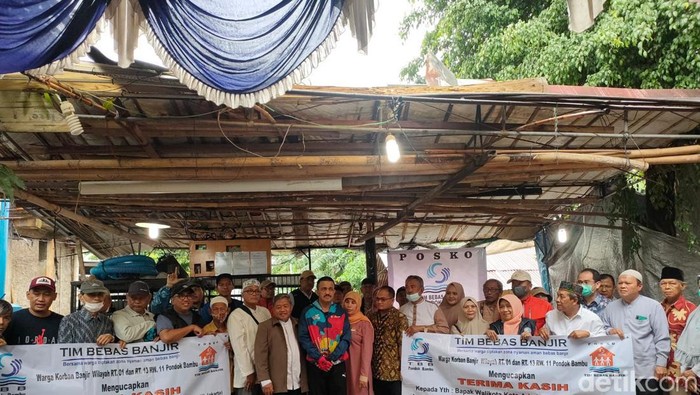 Acara ucapan terima kasih warga RW 11 atas pembangunan got antibanjir di Posko Tim Bebas Banjir, Jalan Teluk Tomini, Pondok Bambu, Duren Sawit, Minggu (12/2/2023). (Dwi Rahmawati/detikcom)