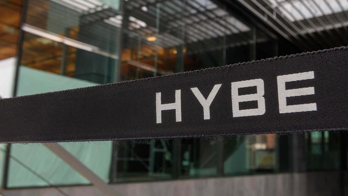 Perusahaan hiburan Korea Selatan yang merupakan agensi boyband BTS, HYBE akan mengakuisi saham rivalnya SM Entertainment. HYBE merogoh kocek US$ 334,51 juta.