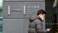 Pasar menyambut positif rencana aksi akuisisi ini. Sekadar informasI HYBE merupakan agensi yang menaungi BTS. Kim Jae-Hwan/SOPA Images/LightRocket via Getty Images.