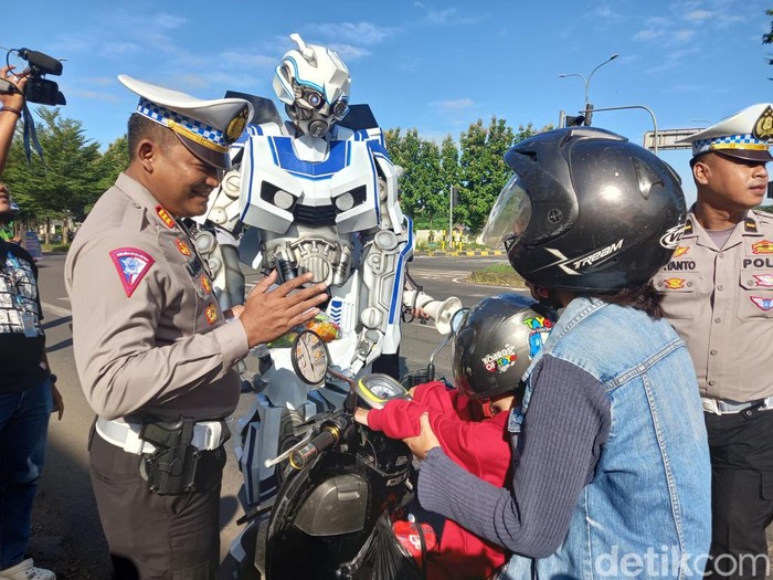 Aksi robot transformer edukasi pengendara di jalanan Subang.
