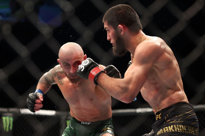 PERTH, AUSTRALIA - FEBRUARY 12: Islam Makhachev of Russia 
lands a punch against Alex Volkanovski of Australia in the UFC lightweight championship fight during UFC 284 at RAC Arena on February 12, 2023 in Perth, Australia. (Photo by Paul Kane/Getty Images)