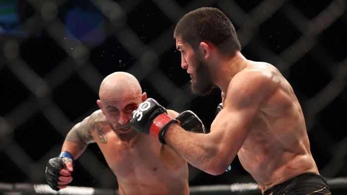 PERTH, AUSTRALIA - FEBRUARY 12: Islam Makhachev of Russia 
lands a punch against Alex Volkanovski of Australia in the UFC lightweight championship fight during UFC 284 at RAC Arena on February 12, 2023 in Perth, Australia. (Photo by Paul Kane/Getty Images)