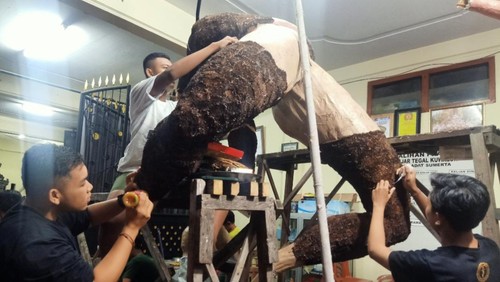 Anggota STT Adhi Kusuma di Jalan Kenyeri No. 53A, Denpasar, Bali, membuat ogoh-ogoh yang memanfaatkan kulit nangka.