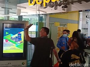 Warga di Bandara Jambi Beri Semangat ke Ortu Yosua