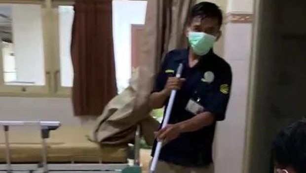 Petugas rumah sakit tengah mengepel lantai di sebuah ruangan, Minggu (12/2/2023).