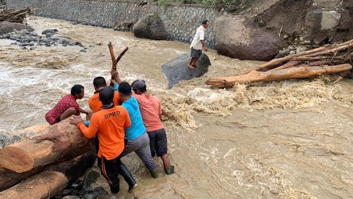 Banjir bandang di Desa Banyupoh, Kecamatan Gerokgak, Kabupaten Buleleng, Bali, Sabtu (11/2/2023).