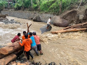 Banjir Bandang Desa Banyupoh, Rumah Rusak-Ternak Hanyut