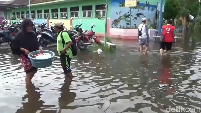 Banjir di sejumlah desa di Rejoso Pasuruan masih belum surut