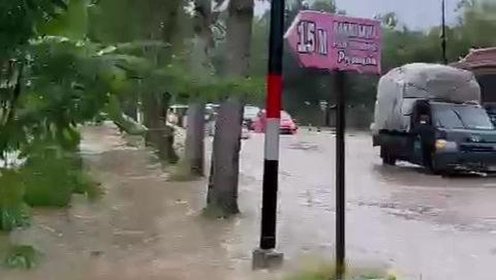 Banjir di Playen, Gunungkidul bikin heboh di media sosial.
