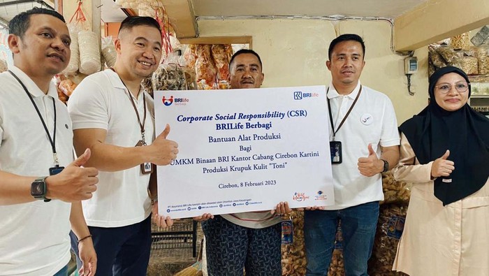 UMKM jadi pilar penting perekonomian nasional. BRI Life turut pengembangan sektor UMKM dengan memberikan perlengkapan alat produksi bagi UMKM di Cirebon.