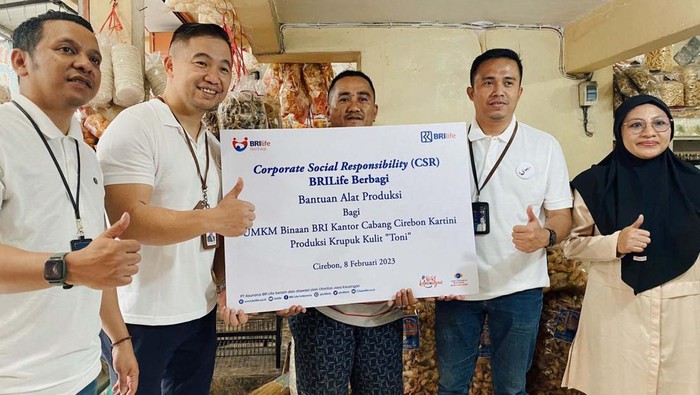 BRI Life Bantu Alat Produksi untuk UMKM di Cirebon UMKM jadi pilar penting perekonomian nasional. BRI Life turut pengembangan sektor UMKM dengan memberikan perlengkapan alat produksi bagi UMKM di Cirebon.