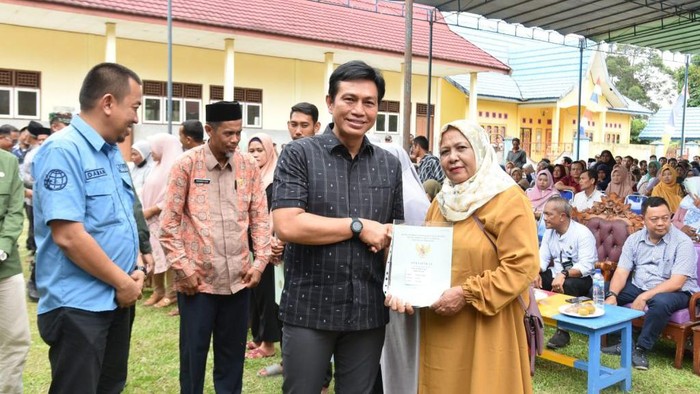 Bupati Batang Hari, menyerahkan sertifikat tanah gratis kepada warga (Foto: Istimewa)