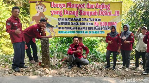 Cara Unik Kades di Majalengka Awasi Pembuang Sampah Ilegal