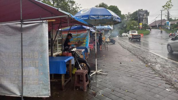 Deretan pedagang kuliner di kawasan Puncak Wanagiri, Desa Wanagiri, Kecamatan Sukasada, Kabupaten Buleleng, Bali, beberapa waktu lalu. (Made Wijaya Kusuma)