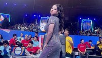 Pria bernama Rully juga sebut-sebut adalah mantan kekasih dari Tessa Kaunang. Dewi Perssik mengatakan bahwa sosok ini juga salah satu teman lamanya. Foto: Instagram/dewiperssik9