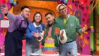 Bersahabat dengan Rian Ibram, Caren Delano dan Nassar, ketiganya selalu akrab. Mereka tampak hangat saat merayakan ulang tahun Rian Ibram di studio Trans TV. Foto: Instagram/dewiperssik9