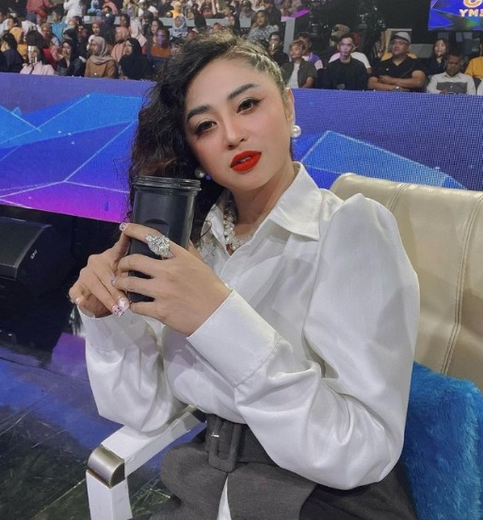 Dewi Perssik Dewi Perssik