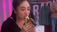 Tetapi sebagai seorang publik figur, dirinya tetap menjaga asupan makannya. Saat diet, Dewi Perssik akan memilih membawa pisang rebus sebagai bekalnya. Foto: Instagram/dewiperssik9