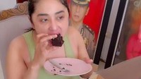 Selain pudding kue brownies yang manis juga menjadi kue favoritnya. Sepotong kue brownies tersebut membuat dirinya tak berhenti mengunyah. Foto: Instagram/dewiperssik9