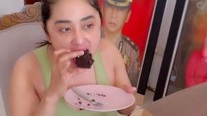 Dewi Perssik Dilamar Pilot, Ini Momennya Saat Makan Bekal dan Dessert
